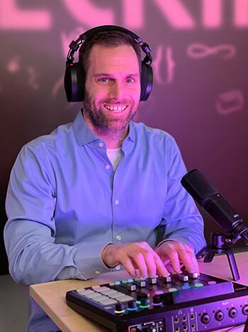 Erik har kontroll på teknikken under webinaret