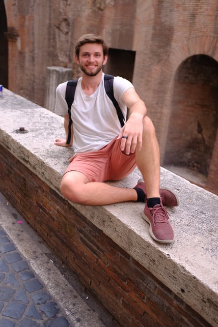 Peter Oseland jobber hos Checkin. For tiden reiser han Europa rundt mens han jobber 100%. Han er på en såkalt "workcation"