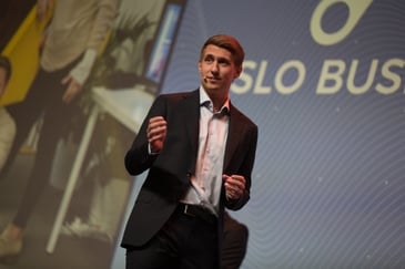 Marius Wang fra Oslo Business Forum presenterer på scene